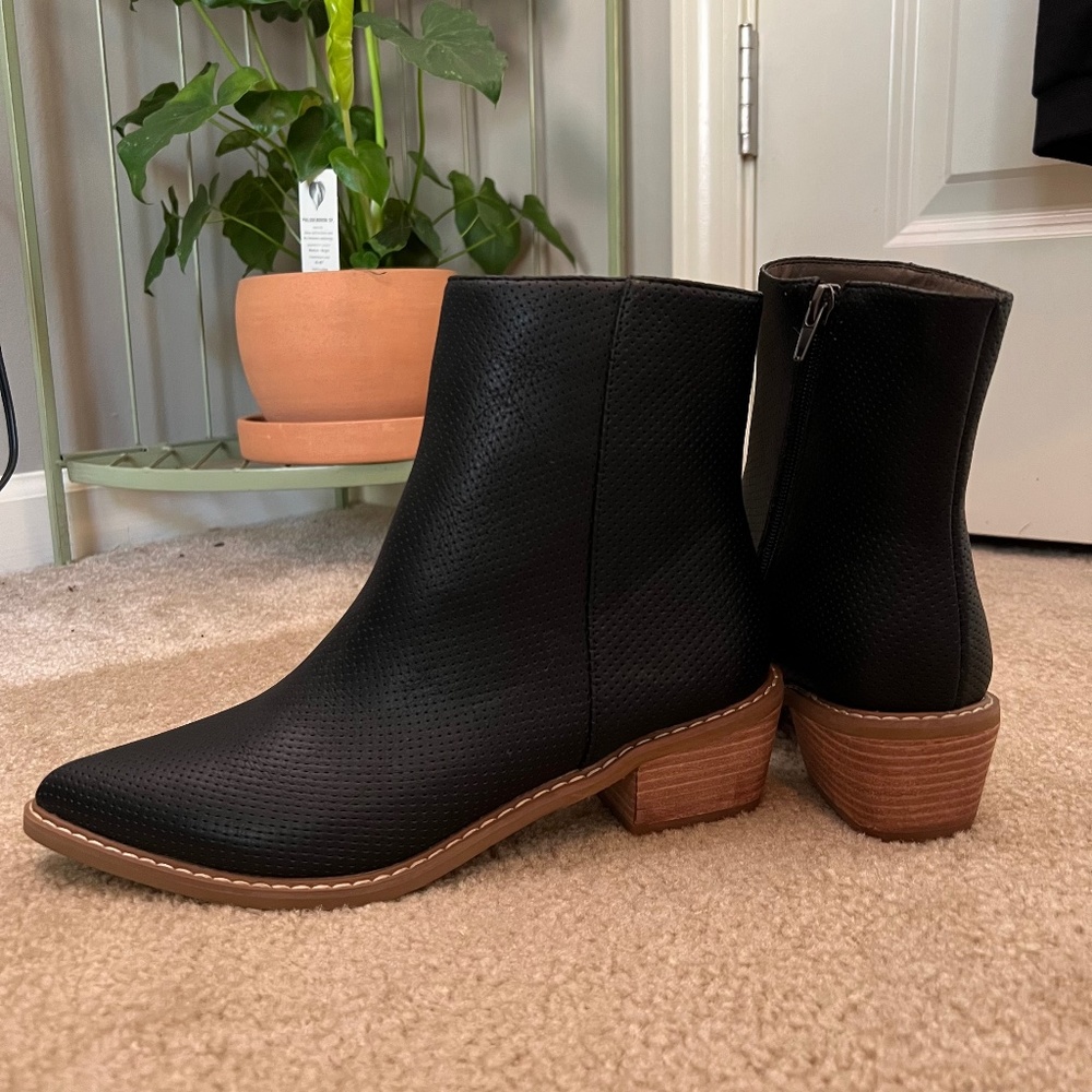 NEW Black pointed toe western style booties
